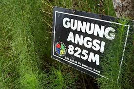 Gunung angsi is one of malaysia's relatively minor mountains with a height of 2702ft or 824m. Gunung Angsi Hiking The World
