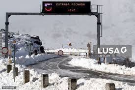 O fenômeno pode apresentar intensidade leve, moderada ou forte, podendo receber a denominação de nevasca (mais comum no brasil) ou nevão. Neve Corta Estradas Na Serra Da Estrela