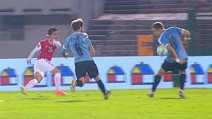 El partido de uruguay contra chile en el estadio centenario de montevideo se podrá seguir online a través de as.com, con la narración minuto a minuto de todo lo que ocurra en la previa, durante el partido y también una vez finalizado el encuentro. Video El Penal Que No Le Cobraron A Chile Ante Uruguay Sobre El Final Del Partido Emol Com