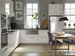 A Contemporary And Spacious Kitchen Freestanding Kitchen Kitchen Inspirations Spacious Kitchens