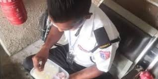 Gaji satpam lamongan gresik : Viral Satpam Makan Hanya Pakai Nasi Dan Bawang Alasannya Mengharukan Bikin Terenyuh Merdeka Com