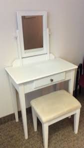 Table De Maquillage Et Coiffeuse A Vendre Neufs Commodes Armoires Ville De Montreal Kijiji Kijiji Decor Room