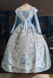 Los trajes de fallera son ricos en tejidos, en colorido y en pequeñas piezas que, en conjunto, consiguen darles un toque. Galeria De Fotos Pinazo Y Burlay