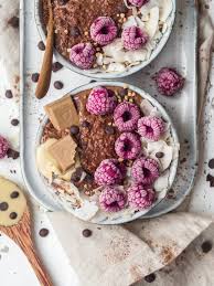 Chocolate Maca Oatmeal With Almond Puree And Frozen Raspberries Vegan Lebensmittel Essen Schoko Mandel