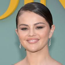 Selena Gomez Gives Fans A Glimpse Of Her Makeup-Free Face While Stepping  Out With A Gold Band Around Her Ring Finger