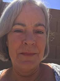 Bombshell look, bombshell woman. All eyes