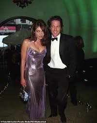 Die kosten für das hochzeitsfest werden auf umgerechnet mehr als drei millionen euro geschätzt. Elizabeth Hurley Recycelt Rosa Kettenhemd Versace Kleid 21 Jahren Auf Aktuelle Boulevard Nachrichten Und Fotogalerien Zu Stars Sternchen