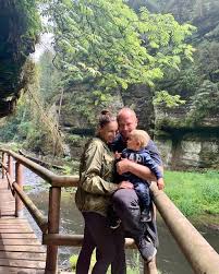 Bývalý hokejista jiří šlégr a miss české republiky z roku 2005 lucie šlégrová spolu mají pětiměsíčního syna jménem ron. 9f508uonnnhv8m