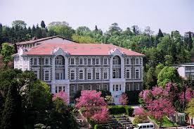 Kurulduğu 1971 yılından beri türkiye'nin eğitim kalitesi en yüksek, saygın üniversitelerinden biri olduğu kabul edilmektedir. Bogazici Universitesi Nden Mezun Olan Unluler Amfiweb