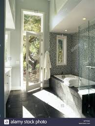 Modernes Badezimmer Grauem Schiefer Fliesen Badewanne Dusche Aus Glas Bild Offnen Tur Interieur Bader Bader Fliesen Licht Stockfotografie Alamy