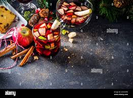 Bebida Navidena Con Ponche De Frutas O Sangria Vino Tinto De Navidad Ponche De Frutas Coctel Navideno Bebida Caliente De Navidad Mexicana Con Azucar Fotografia De Stock Alamy