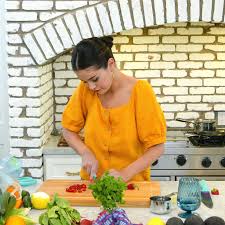 She is the wife of jonathan and the mother of their son, dennis as well as the only granddaughter of vlad. Selena Gomez Learns How To Cook From Chefs In Hbo Max Show Selena Chef Eater