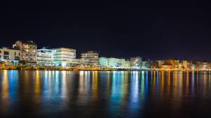 Πρόκειται για αναγνωρισμένη λουτρόπολη από το 1925, τουριστικό θέρετρο γνωστό για τα ιαματικά λουτρά, τα μεταλλικά νερά του. Loytraki Ena Diaforetiko City Break Clickatlife