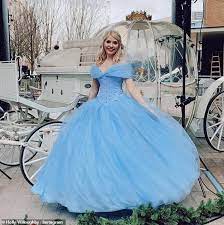 Telly presenter holly willoughby caused quite a stir when she chose to wear a super affordable dress on the itv show. Holly Willoughby Shares Preview Of Her This Morning Pantomime Outfit Fr24 News English