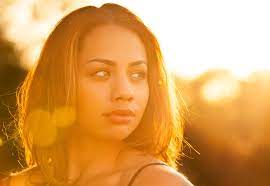 Lens Flare Portrait Sunset Portrait Of A Young Woman Sunset Photography People Lens Flare Sunset Photoshoot Ideas