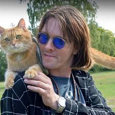 heute waren wir in manchester und haben auf der family pet show bucher signiert high five und schones wochenende bob der a cat named bob street cat bob cats