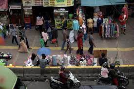 Cermatilah paragraf berikut ini dengan saksama! Pkl Dan Pembeli Tanah Abang Diminta Tak Pakai Mobil