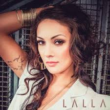 O cântăreaţă de la noi s-a făcut de râs pe internet. A postat o fotografie  în care apare modificată în photoshop