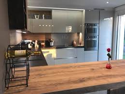 Cuisine A Gorge Laquee Brillant Avec Table En Epi A Lire Cuisines Design Cuisine Cuisine En U
