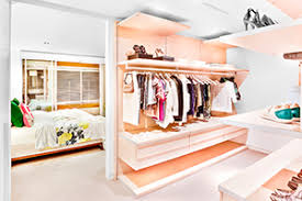 Ein schwebetürenschrank für den flur, ein nischenschrank für das badezimmer , ein aktenschrank mit schiebetüren für das büro oder ein begehbarer kleiderschrank für die ankleide: Diy Begehbarer Kleiderschrank Zum Selberbauen Henkel Lifetimes