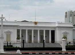 Istana negara dibangun pada 1796 masa pemerintahan gubernur jenderal pieter gerardus van overstraten hingga 1804 pada masa pemerintahan gubernur. Perbedaan Istana Negara Dan Istana Merdeka Dua Istana Kepresidenan Yang Ada Di Jakarta Semua Halaman Bobo