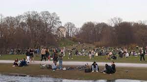 Rasenflächen im garten gelten schon von natur aus als überdurchschnittlich „verfressen, sodass eine regelmäßige düngung, wegen der entstehenden substanzverluste beim mähen zu den regelmäßigen. Englischer Garten Jugendliche Bewerfen Polizisten Mit Flaschen Welt