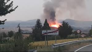 Las llamas, atizadas por el viento en el. Incendio En Navarra Cerca De Pamplona El Rayo De Una Tormenta Provoca Un Incendio Forestal En Gazolaz Noticias De Navarra En Diario De Navarra