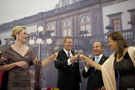 Margarita zavala vuelve a las andadas y ahora es exhibida a nivel internacional por robarse y clonar el nombre y logo de una ong de argentina para crear su. Bettina Wulff Margarita Zavala Share Love Of Shawls On Monday Photos Poll Huffpost Life