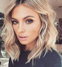 Pittig kort kapsel voor dames. Discover The Best Hairtrends And Hairstyles For Women In 2019 And 2020 Hairstyles Hairtrends Hair Haircuts Haartrends Kapsel Halflang Golvend Haar Kapsels
