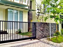 Kondisi lingkungan sekitar rumah tentu hanya diketahui oleh si pemilik rumah tersebut, maka pertimbangan untuk membuat jenis pagar yang eksklusif atau model pagar yang disesuaikan dengan. 43 Model Pagar Minimalis Simple Dengan Batu Alam Modern