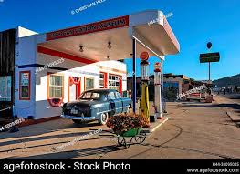 קח את הזמן כדי לזוז ולהסתכל מסביב. Gas Station On Route 66 Stock Photos And Images Agefotostock