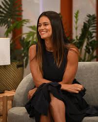 Caperucita roja toca a la puerta y canta alegremente. Claudia Vieira Revela Quanto Custa A Sic Cada Casamento De O Noivo E Que Sabe