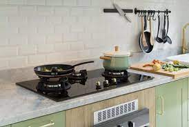 Jika posisi dapur tidak memungkinkan untuk meletakkan kompor pada posisi yang tepat, sebaiknya pasang cermin di atas kompor agar bisa terlihat dari pintu masuk dapur. Ini Yang Perlu Kamu Tahu Soal Fengsui Dapur