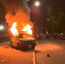 Karantina haberleri, güncel son dakika gelişmeleri ve bugün yer alan son durum bilgileri için tıklayın! Protesters Torch Nypd Van In Brooklyn