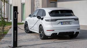 Motoman drives a less crazy powerful porsche phev in this combo tech review, first drive review & round of our famous #optionsgame: Porsche Adds Trio Of Hybrids To 2020 Cayenne Model Line