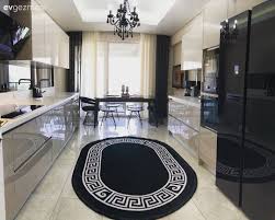 Mutfak halısı dekorasyonu açısından minimal tasarıma sahip %100 polyester malzemeden imal edilmiş yolluk halı tiplerinin revaçta olduğunun mutlaka üzerinde durmak. Bu Konya Mutfaginin Bir Tarafi Siyah Diyor Digeri De Beyaz Ev Gezmesi