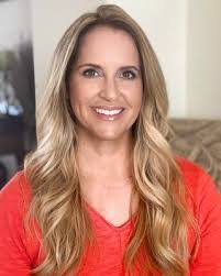 Mindy Hall's Instagram, Twitter & Facebook