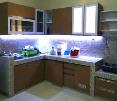 Dapur dan ruang makan yang menyatu menggunakan kitchen sets merah Kitchen Set Minimalis Modern