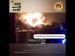 Langit yang memerah akibat kilang minyak pertamina indramayu terbakar. Zeyfyyairn3e M