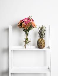 Deko Wunder Leiter Regal Eine Wunderschone Glasvase Frische Blumen Und Eine Trendige Ananas Das Ist Alles Was Das Platzs Blumen Vase Frische Blumen Glasvase