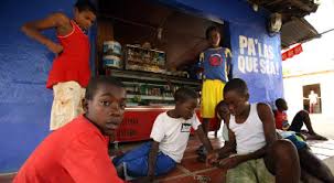 Así se vinculó joe arroyo a la agrupación de fruko y sus tesos, orquesta con la que alcanzó gran fama y con la que grabó ininterrumpidamente hasta 1981.11​12​ entre 1974 y 1975 actuó con los líderes (los barcos en la bahía), entre 1976 y 1981 con the latin brothers (la guarapera), en 1976 con los bestiales, en 1978 con. La Rebelion Joe Arroyo