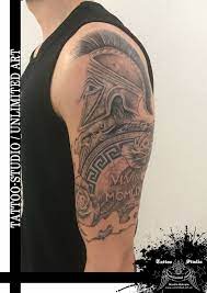 Witcher tätowierung pinsel tattoo gruselige tattoos könig tattoos pinselstrich tattoo tattoo motive vorlagen wikinger tattoo symbole. Spartaner Mit Schild Rosen Oberarm Tattoo Spartan With Shield Roses Upper Arm Tattoo In 2021 Oberarm Tattoo Tattoos Tattoos Oberarm