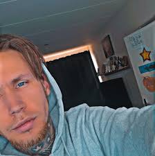 Twitch streamer and friend of Kai Cenat 'Ray' owns a CS2 Bowie Knife and  plays a ton off stream.