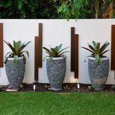 pots de fleurs bacs et jardinieres 62 idees elegantes deco mur exterieur jardin deco mur exterieur decoration jardin