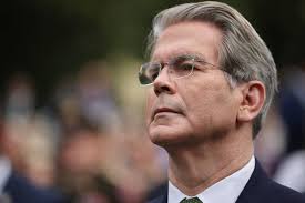 Photographer Captures Trump Official Getting A Panicked Private Text