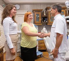 Zahnarzt Ungarn Mosonmagyarovar Zahnklinik C E Dental Office Group Zahnarzt Zahnarzt Ungarn Zahnbehandlung