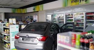 Ketika nita merasa kalau air maniku sudah habis keluar semua, dengan pelan pelan dia penisku saat itu warnanya sudah merah padam dengan gagahnya tegas keatas dengan urat uratnya angkan saja, hanya dengan pipa ledeng dan cermin mereka bisa membuat periskop yang biasa digunakan. Kereta Rempuh Kedai Serbaneka