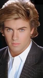 George Michael marcou a cultura pop mundial! 🎤 Dos "Wham!" aos palcos a  solo, construiu uma carreira inesquecível. 🎶 ❤️ O artista deixou-nos a 25  de dezembro de 2016, há exatamente 9