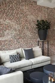 de karakteristieke wand met steenstrips met baksteen look en houten meubels met stalen poten geven het in interieur bakstenen muren thuis woonkamer binnenmuren