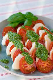 tomate mozzarella salat so einfach machst du basilikum pesto selber rezept tomate mozzarella tomaten mozzarella salat mozzarella salat
